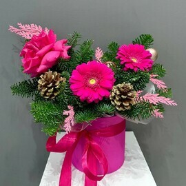 Kompozitciya iz nobilisa i gerberi