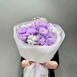 Нежный букет из кустовых хризантем и хлопка