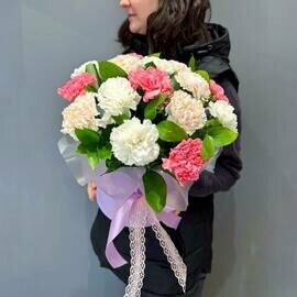 Kompozitciya iz diantusov i ruskusa