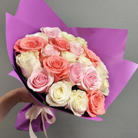Букет из 25 разноцветных роз