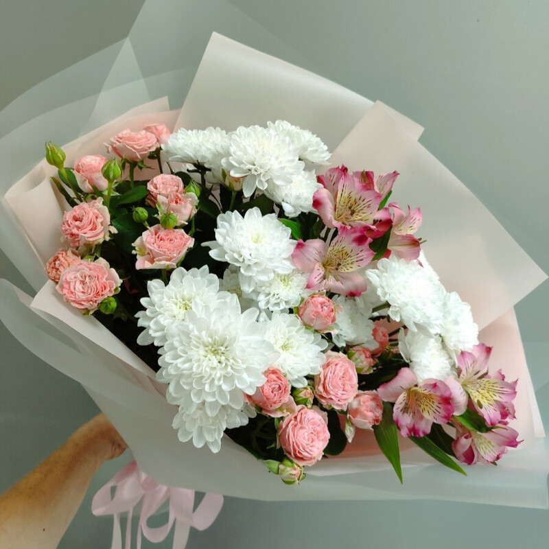 Buket iz kustovih roz,hrizantem i al_stromerij, standart