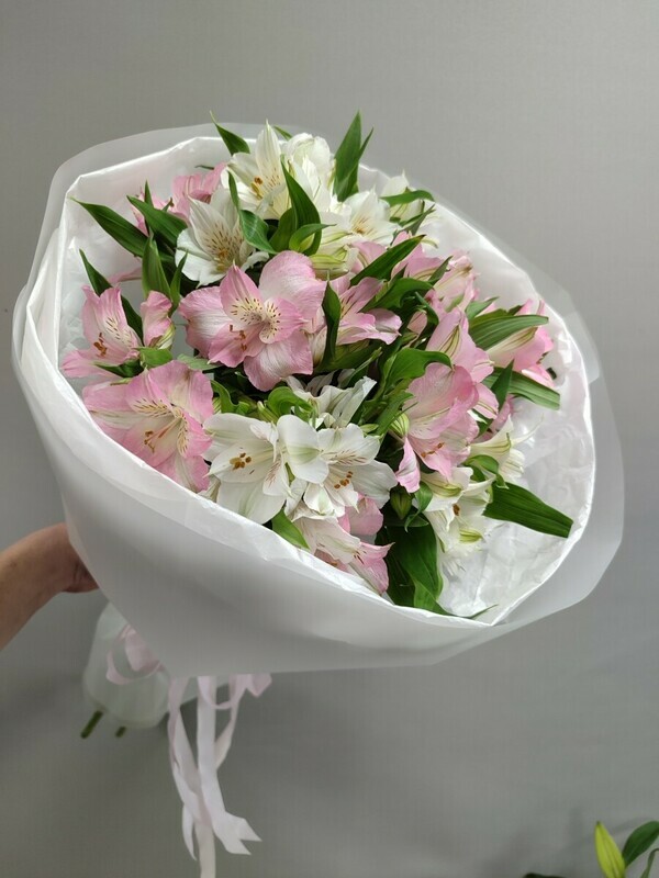 Buket iz rozovih i belih al_stromerij, standart