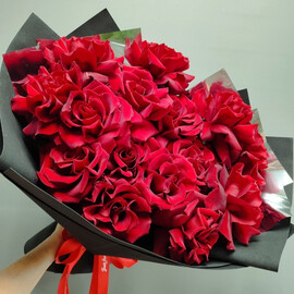 Buket iz krasnih frantcuzskih roz 15 sht