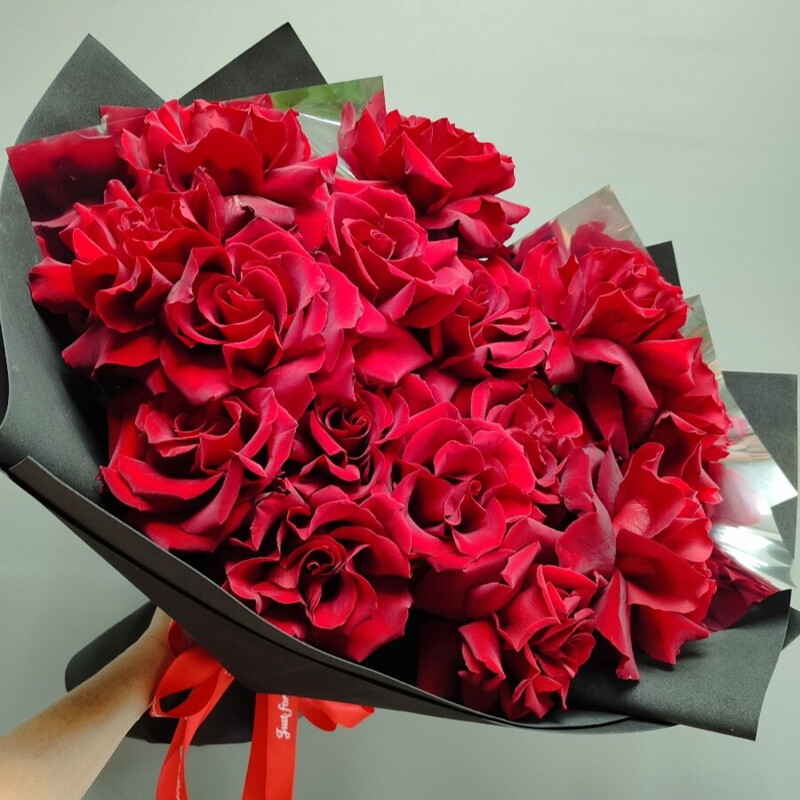 Buket iz krasnih frantcuzskih roz 15 sht, premium