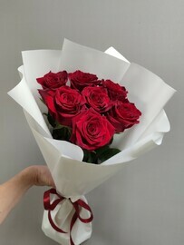 Buket iz 7 krasnih roz