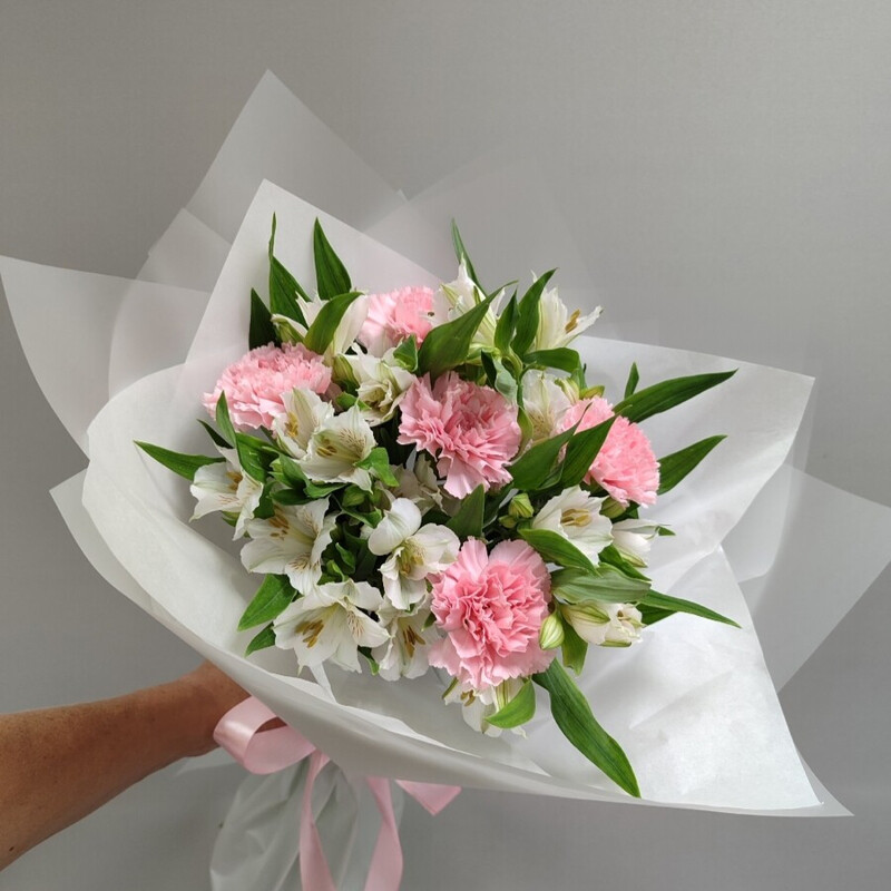 Buket iz beloj al_stromerii i gvozdiki, standart