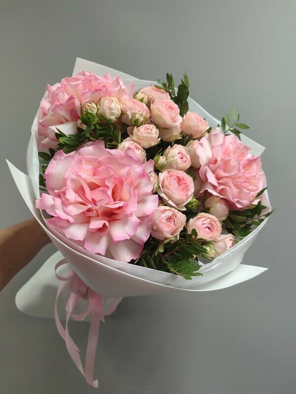 Букет из кустовых роз и французских роз, стандартный