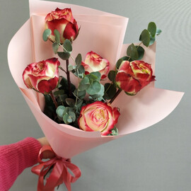 Buket iz 5 roz s evkaliptom