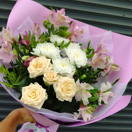 Нежный букет из кустовой розы,хризантемы и альстромерии