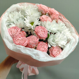 Buket iz kustovoj pionovidnoj rozi i hrizantem