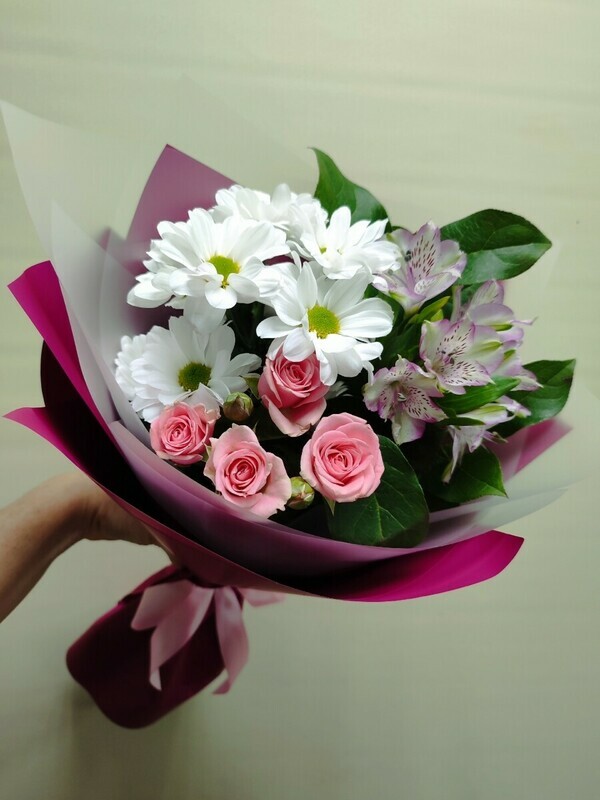 Buket Nezhnaya vstrecha s kustovoj rozoj, reduced