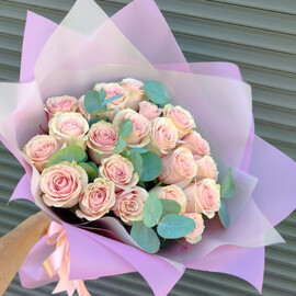 Buket  iz 25 rozovih roz s evkaliptom