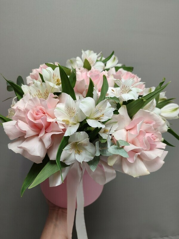 Frantcuzskie rozi i al_stromerii v korobke, standart