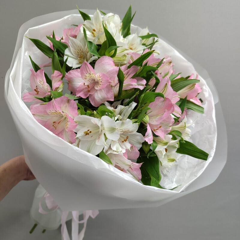 Букет из розовых и белых альстромерий, стандартный