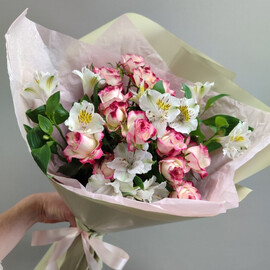 Buket iz kustovih roz i al_stromerij