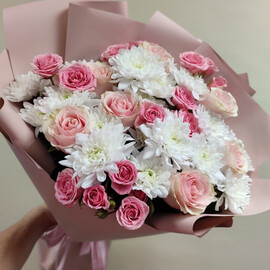 Buket Nezhnost_ iz kustovih roz i hrizantem
