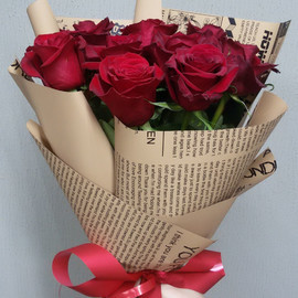 Monobuket iz  9 krasnih roz