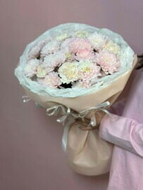 Букет с хризантемой и диантусами 