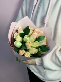 15 роз Кения 32см с зеленью 