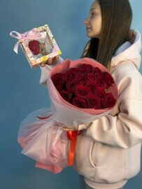 17 красных роз и шоколад для мамы