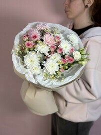 Микс букет с хризантемой и эустомой 