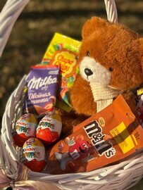 корзинка со сладостями и плюшевым мишкой