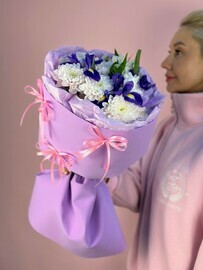 Buket s irisami i Bantikami