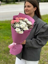 Bouquet of chrysanthemums and dianthuses 