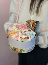 kompozitciya iz tcvetov s shokoladkami