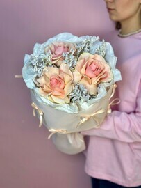 Букет с французской розой и лимониумом 