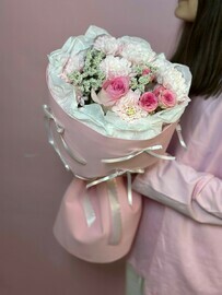 Букет с бантиками и кустовой розой