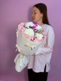 Букет с хризантемой и гипсофилой