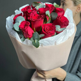 11 роз с эвкалиптом