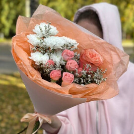 Mini buket s kustovoj rozoj