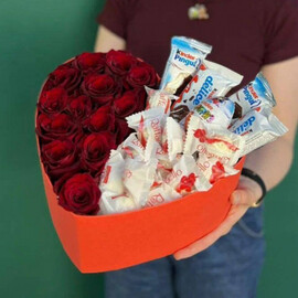 Композиция с розами и сладостями 