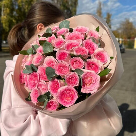 35 роз Китай с эвкалиптом 