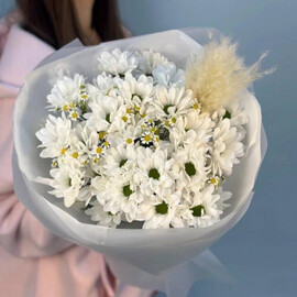 Букет с ромашковой хризантемой и танацетумом 