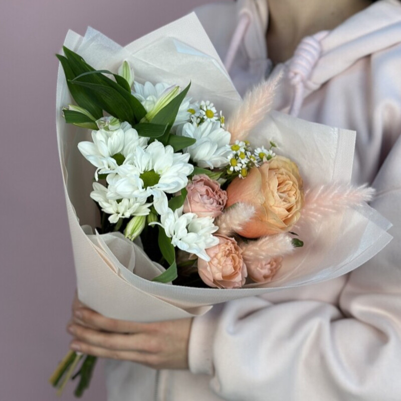 Букет с ромашковой хризантемой и розой, стандартный