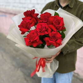 Buket iz 7 azhurnih roz