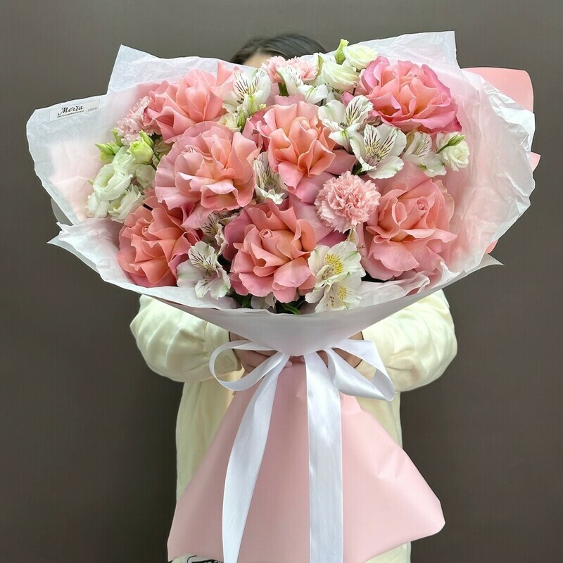 Букет из ажурных роз и эустомы 271, стандартный