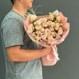 Buket iz kustovih roz "Utro v tcvetah"