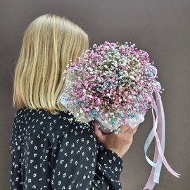 Композиция из гипсофилы "коробка с радугой"