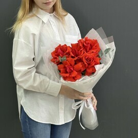 Buket iz azhurnih roz i evkalipta "Zarevo"