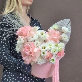 Композиция в коробке из роз и эустомы 48