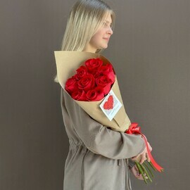 Buket iz 9 krasnih roz "SHepot romantiki"