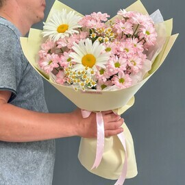 Bouquet of chrysanthemums and daisies "Morning Dawn"