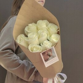 Букет из 9 белых роз в крафте "Белый бриз"