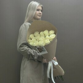 Buket iz 15 belih roz v krafte "Prozrachnie mechti"