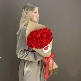 Buket iz 15 krasnih roz "Ognennie serdtca"