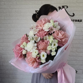 Buket iz 7 azhurnih roz i eustomi